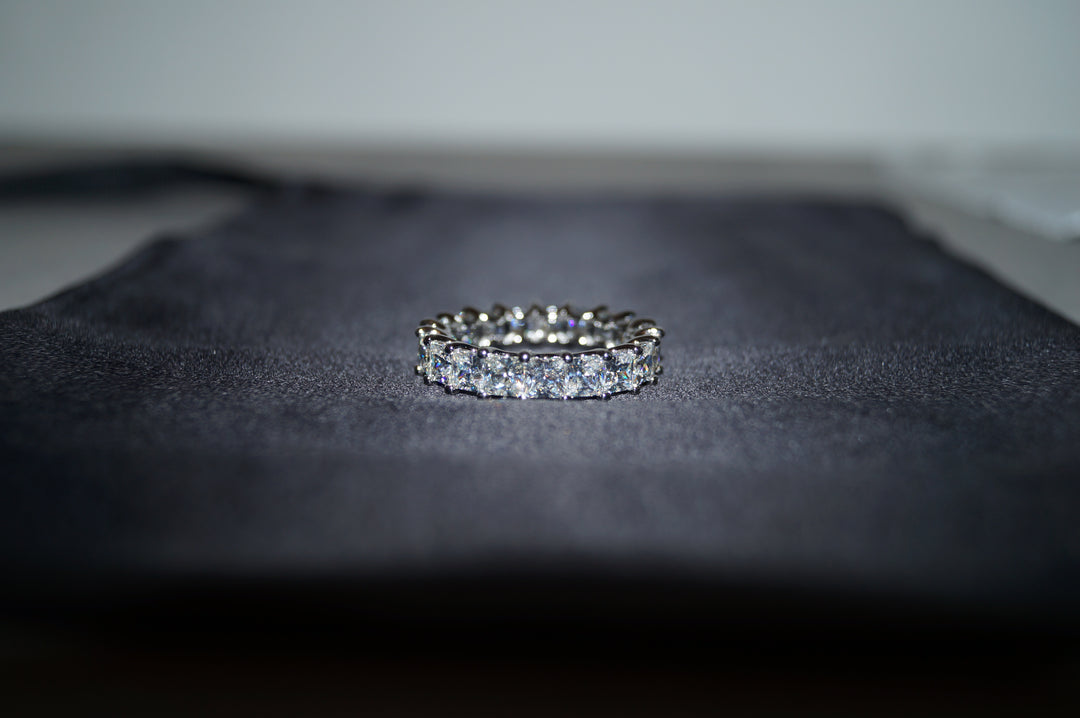 Eternelle Radiance - 925 Silver Evighetsring med Fyrkantslipade Stenar (5,84g)