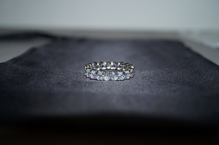Eternelle Radiance - 925 Silver Evighetsring med Fyrkantslipade Stenar (5,84g)