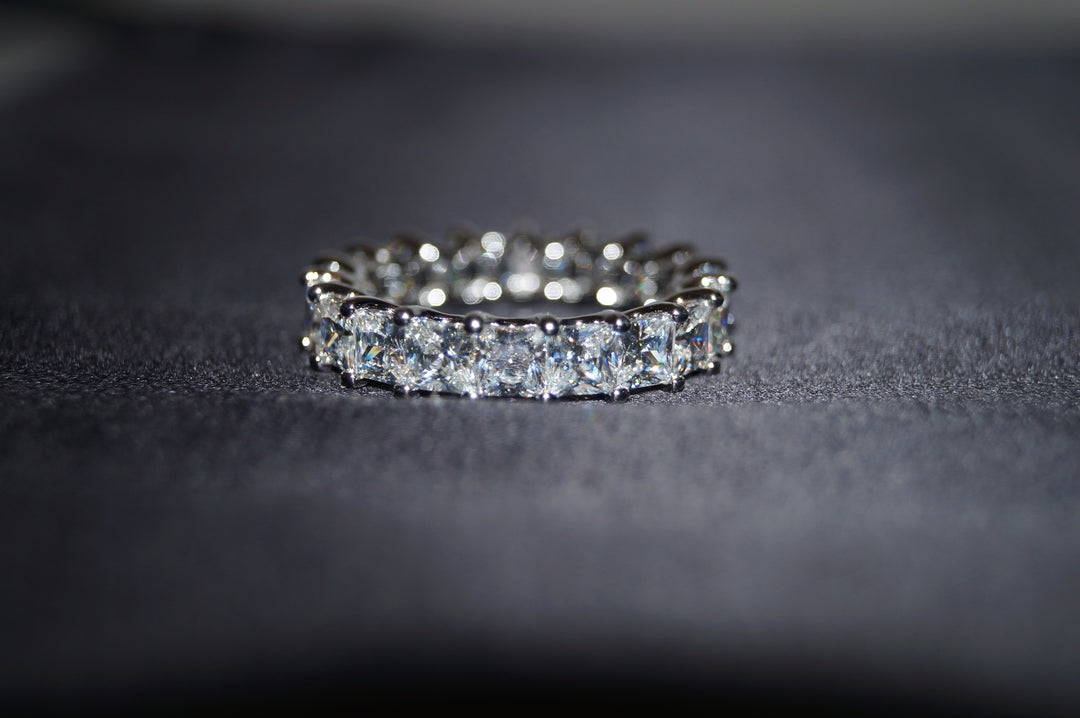 Eternelle Radiance - 925 Silver Evighetsring med Fyrkantslipade Stenar (5,84g)