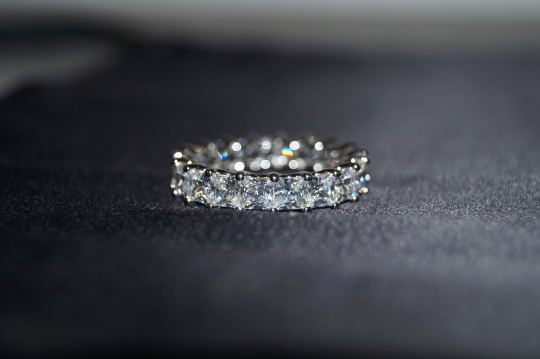 Eternelle Radiance - 925 Silver Evighetsring med Fyrkantslipade Stenar (5,84g)