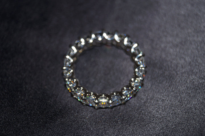 Eternelle Radiance - 925 Silver Evighetsring med Fyrkantslipade Stenar (5,84g)