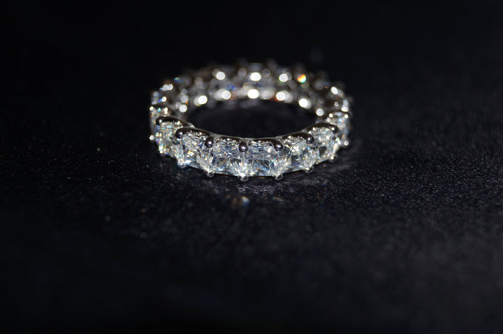 Eternelle Radiance - 925 Silver Evighetsring med Fyrkantslipade Stenar (5,84g)