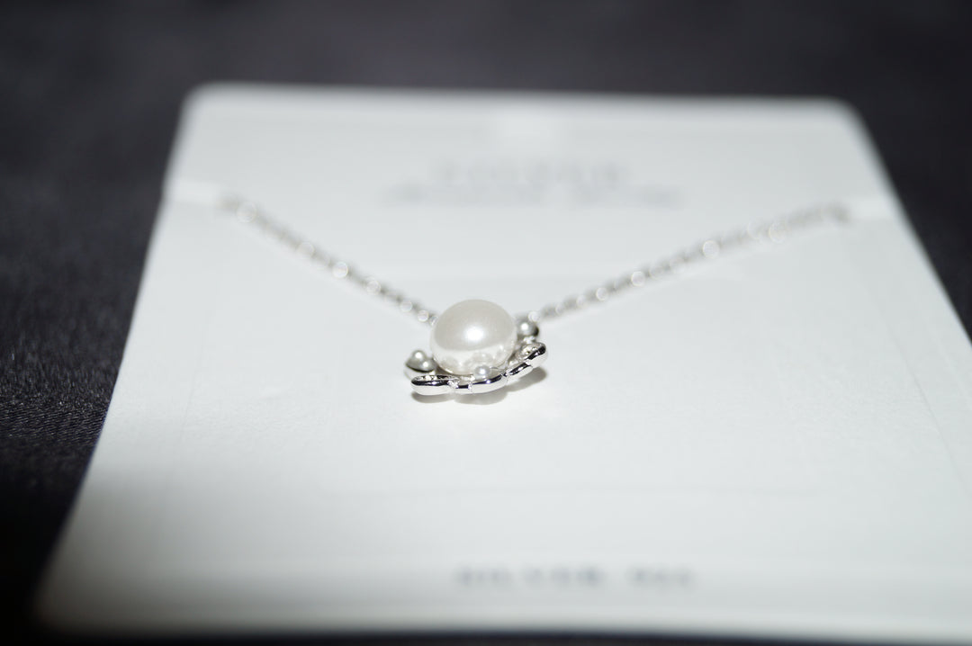 Luminous Blossom – Elegant Pärlhalsband i 925 Silver