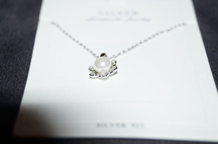 Luminous Blossom – Elegant Pärlhalsband i 925 Silver