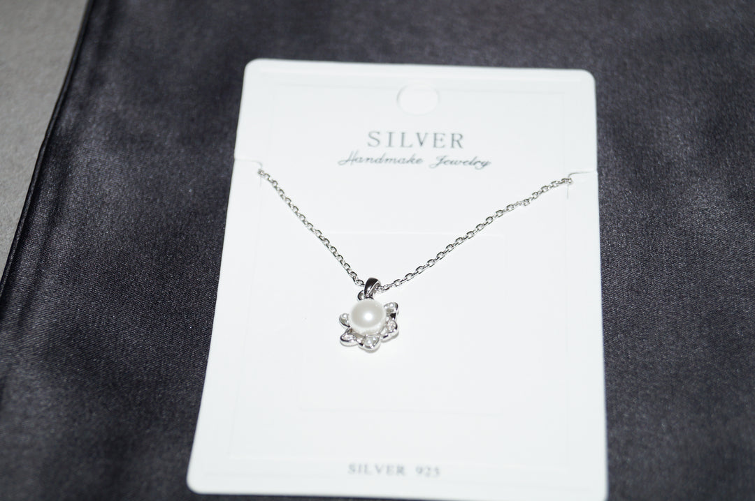 Luminous Blossom – Elegant Pärlhalsband i 925 Silver