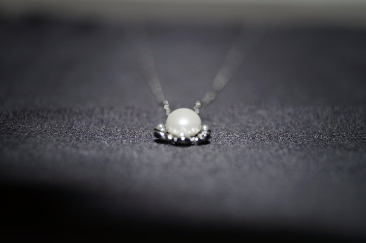 Luminous Blossom – Elegant Pärlhalsband i 925 Silver