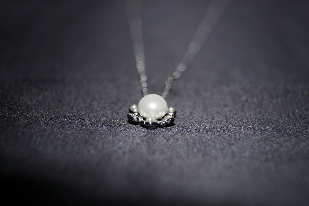 Luminous Blossom – Elegant Pärlhalsband i 925 Silver