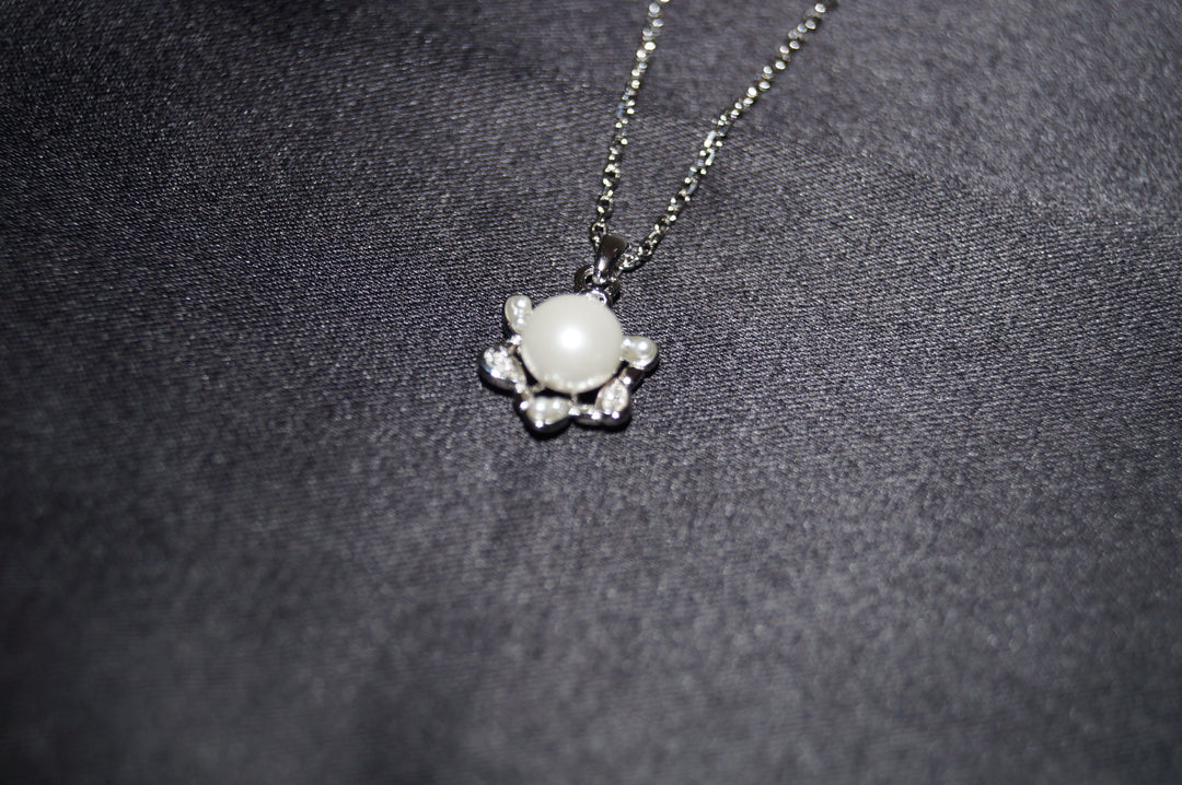 Luminous Blossom – Elegant Pärlhalsband i 925 Silver