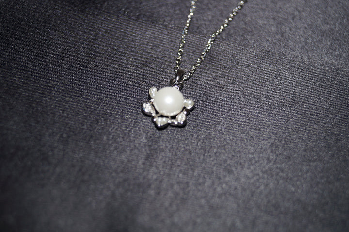 Luminous Blossom – Elegant Pärlhalsband i 925 Silver