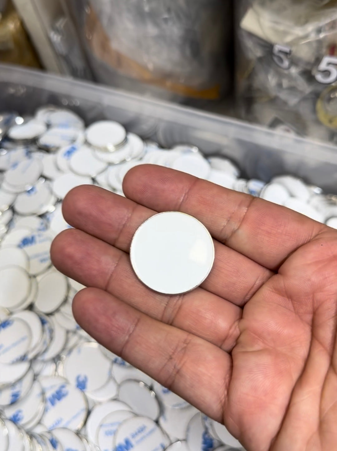 Metallstickers med egen design – Bulk (100–5000 st)