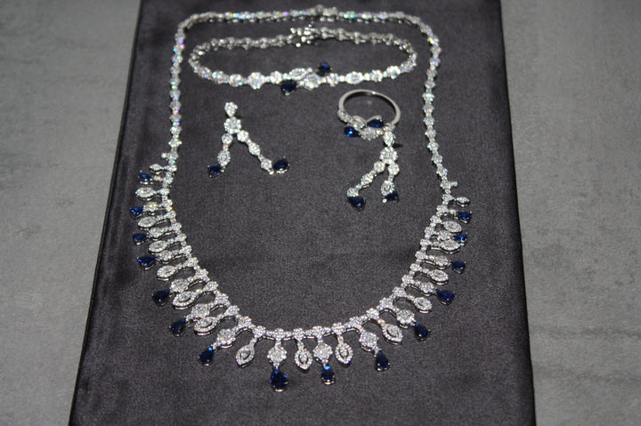 Lyxigt Smyckeset i Äkta Silver – Halsband, Armband, Örhängen & Ring med Glittrande Stenar