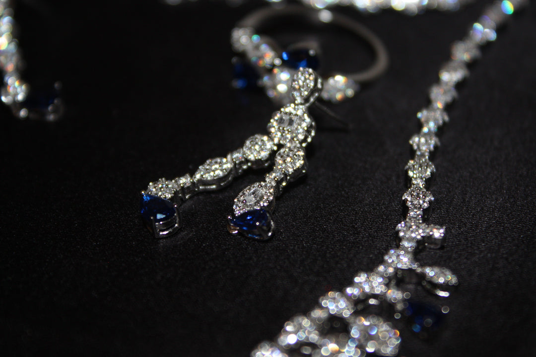 Lyxigt Smyckeset i Äkta Silver – Halsband, Armband, Örhängen & Ring med Glittrande Stenar