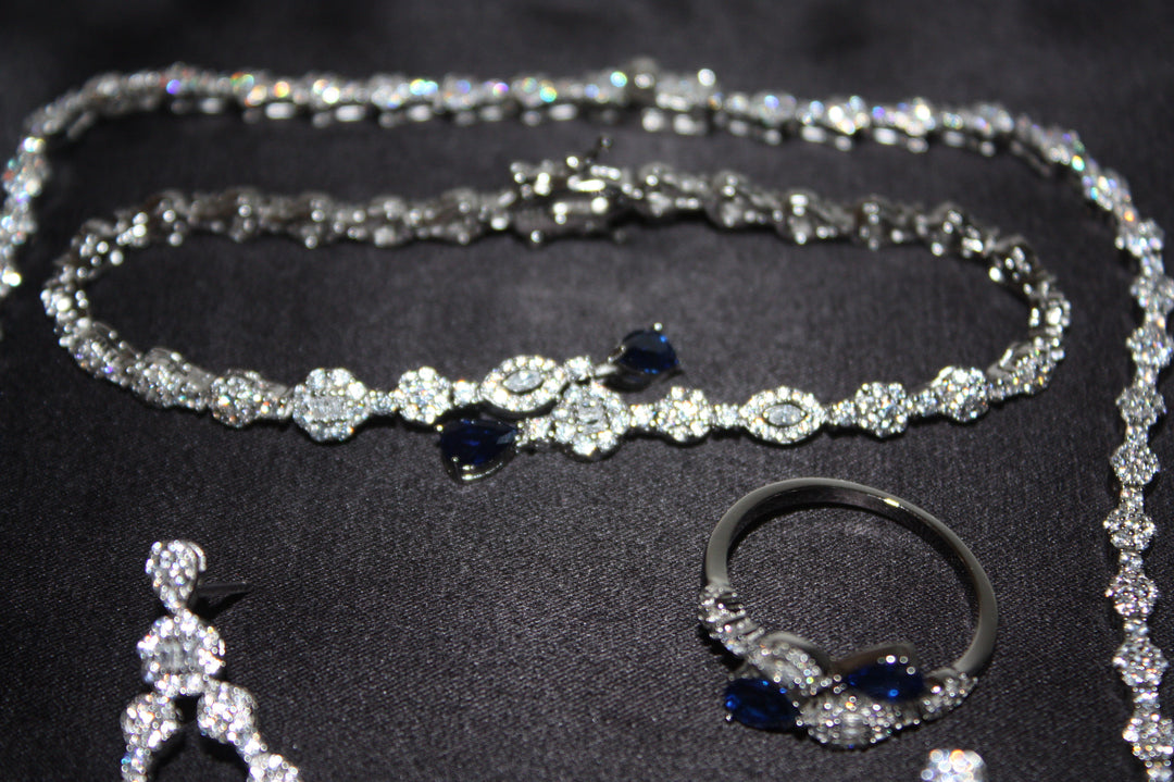Lyxigt Smyckeset i Äkta Silver – Halsband, Armband, Örhängen & Ring med Glittrande Stenar