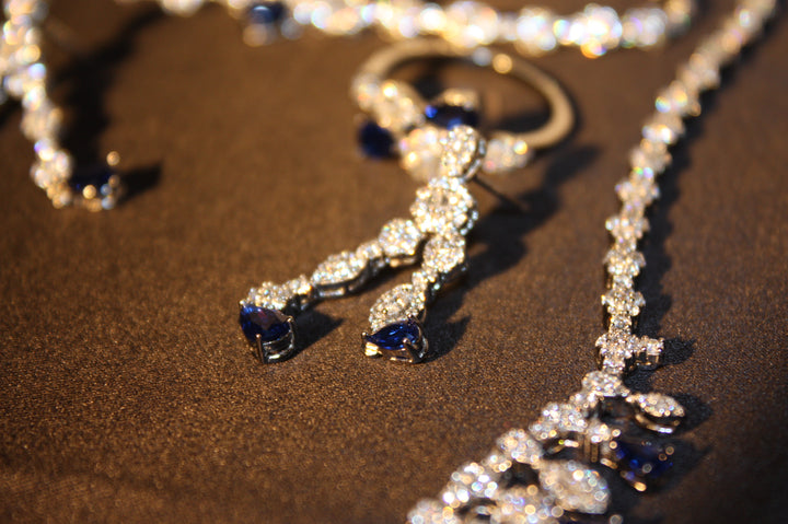 Lyxigt Smyckeset i Äkta Silver – Halsband, Armband, Örhängen & Ring med Glittrande Stenar