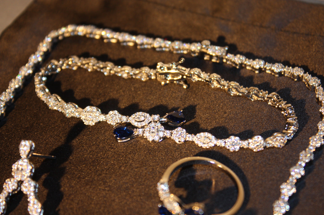 Lyxigt Smyckeset i Äkta Silver – Halsband, Armband, Örhängen & Ring med Glittrande Stenar