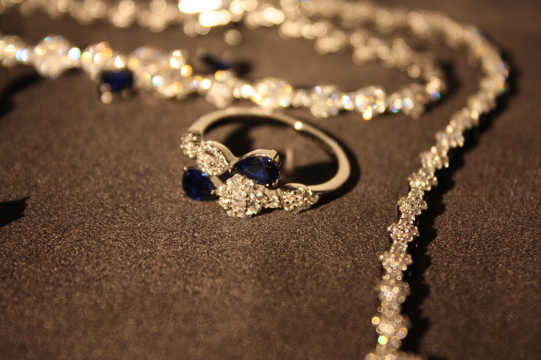 Lyxigt Smyckeset i Äkta Silver – Halsband, Armband, Örhängen & Ring med Glittrande Stenar
