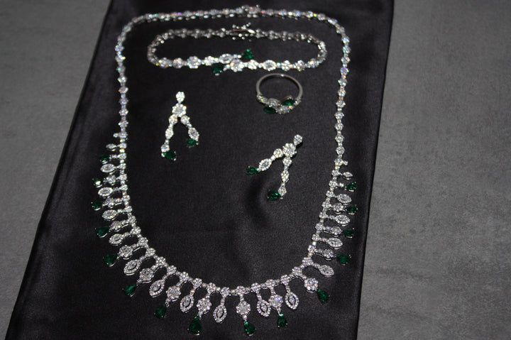 Lyxigt Smyckeset i Silver – Halsband, Armband, Örhängen & Ring med Gröna Glittrande Stenar