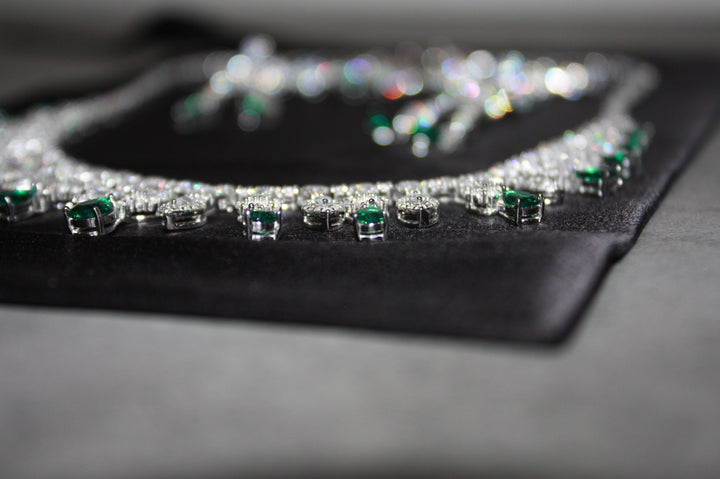 Lyxigt Smyckeset i Silver – Halsband, Armband, Örhängen & Ring med Gröna Glittrande Stenar