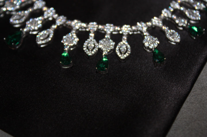 Lyxigt Smyckeset i Silver – Halsband, Armband, Örhängen & Ring med Gröna Glittrande Stenar