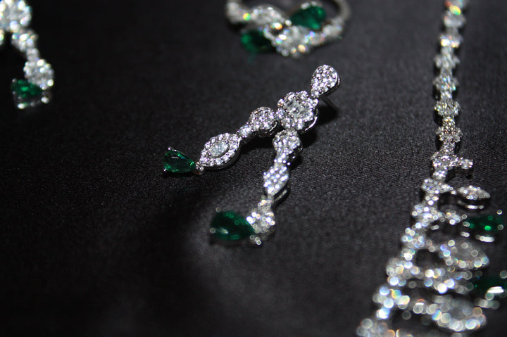 Lyxigt Smyckeset i Silver – Halsband, Armband, Örhängen & Ring med Gröna Glittrande Stenar