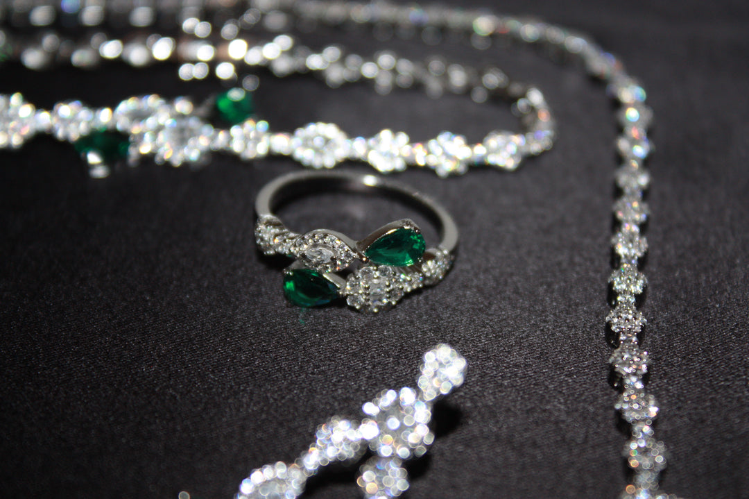 Lyxigt Smyckeset i Silver – Halsband, Armband, Örhängen & Ring med Gröna Glittrande Stenar