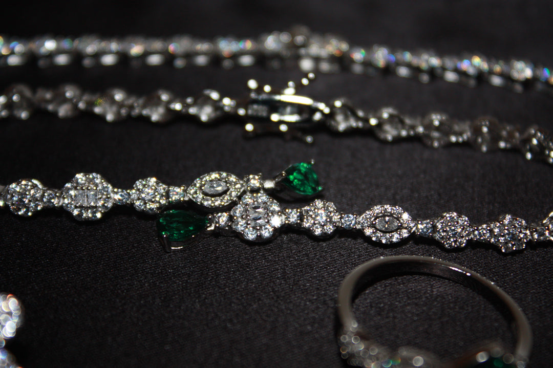 Lyxigt Smyckeset i Silver – Halsband, Armband, Örhängen & Ring med Gröna Glittrande Stenar