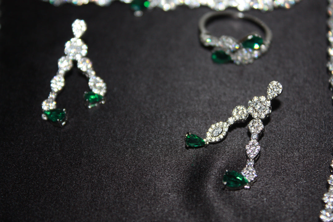 Lyxigt Smyckeset i Silver – Halsband, Armband, Örhängen & Ring med Gröna Glittrande Stenar