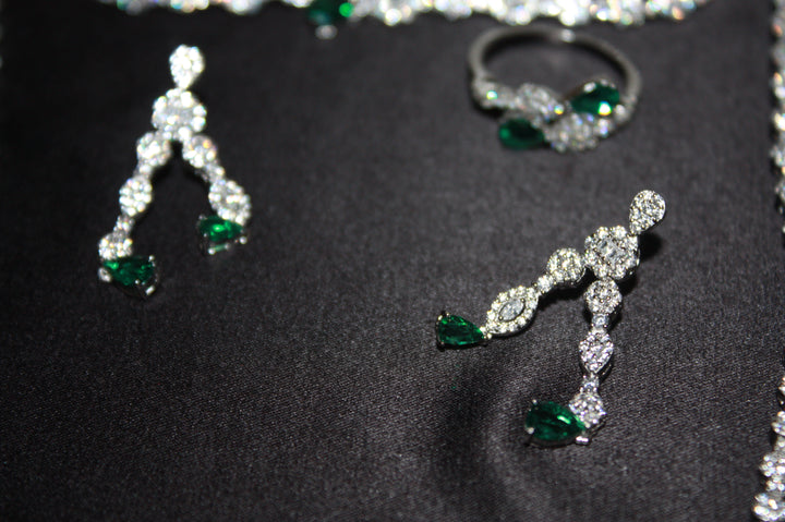 Lyxigt Smyckeset i Silver – Halsband, Armband, Örhängen & Ring med Gröna Glittrande Stenar