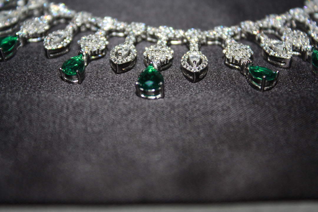 Lyxigt Smyckeset i Silver – Halsband, Armband, Örhängen & Ring med Gröna Glittrande Stenar