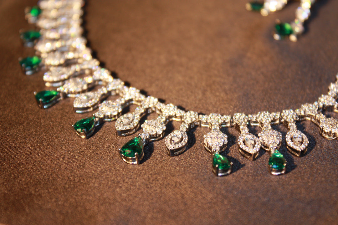 Lyxigt Smyckeset i Silver – Halsband, Armband, Örhängen & Ring med Gröna Glittrande Stenar