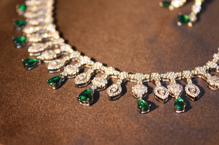 Lyxigt Smyckeset i Silver – Halsband, Armband, Örhängen & Ring med Gröna Glittrande Stenar