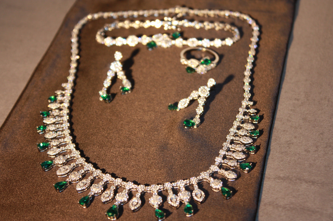 Lyxigt Smyckeset i Silver – Halsband, Armband, Örhängen & Ring med Gröna Glittrande Stenar