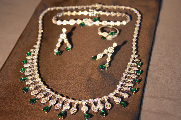 Lyxigt Smyckeset i Silver – Halsband, Armband, Örhängen & Ring med Gröna Glittrande Stenar