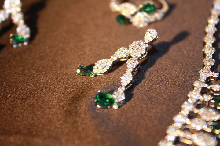 Lyxigt Smyckeset i Silver – Halsband, Armband, Örhängen & Ring med Gröna Glittrande Stenar