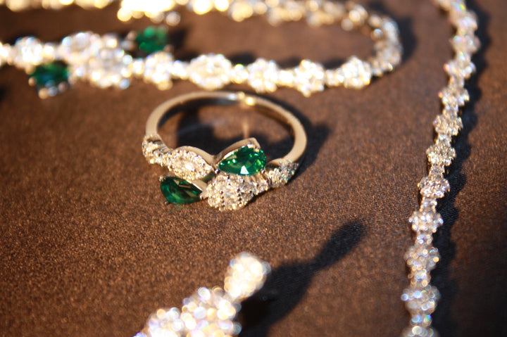 Lyxigt Smyckeset i Silver – Halsband, Armband, Örhängen & Ring med Gröna Glittrande Stenar