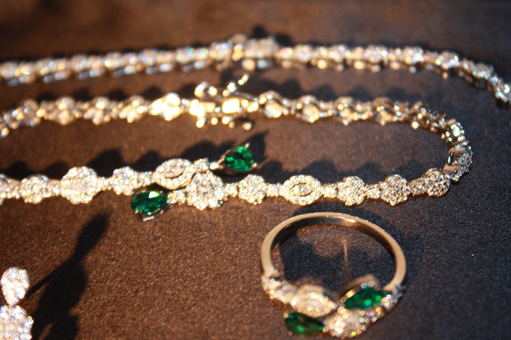 Lyxigt Smyckeset i Silver – Halsband, Armband, Örhängen & Ring med Gröna Glittrande Stenar