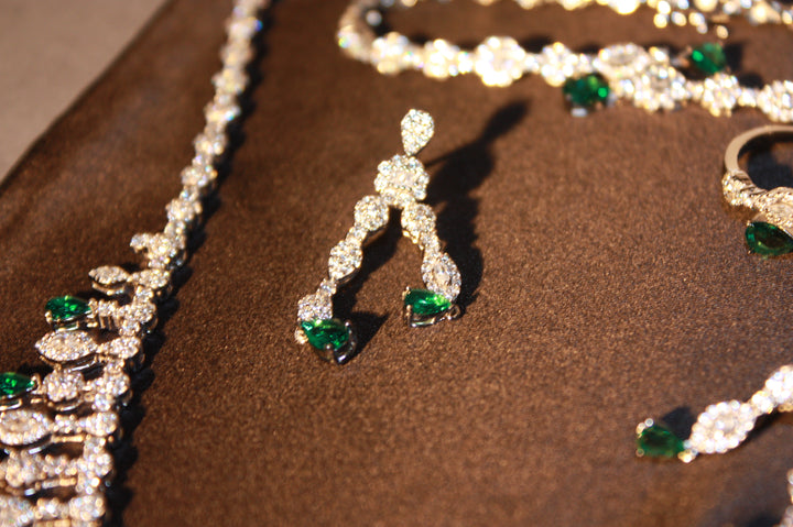 Lyxigt Smyckeset i Silver – Halsband, Armband, Örhängen & Ring med Gröna Glittrande Stenar