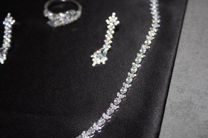 Lyxigt Smyckeset i Silver – Halsband, Armband, Örhängen & Ring med Klara Glittrande Stenar