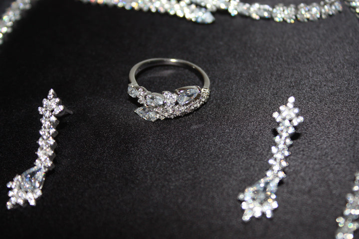 Lyxigt Smyckeset i Silver – Halsband, Armband, Örhängen & Ring med Klara Glittrande Stenar