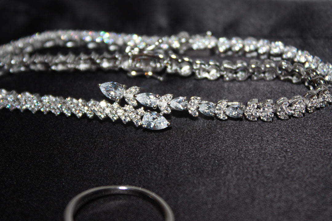 Lyxigt Smyckeset i Silver – Halsband, Armband, Örhängen & Ring med Klara Glittrande Stenar