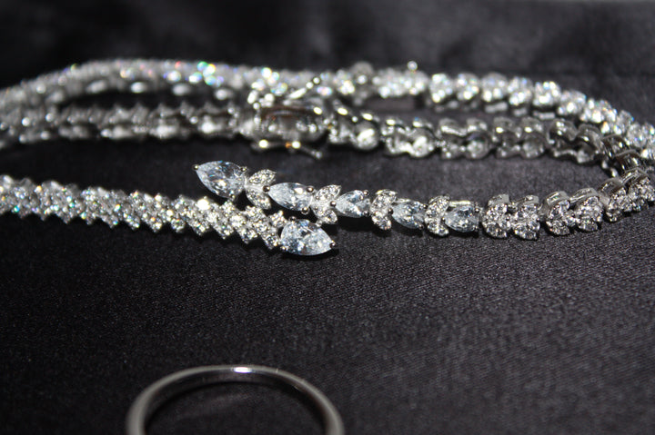 Lyxigt Smyckeset i Silver – Halsband, Armband, Örhängen & Ring med Klara Glittrande Stenar