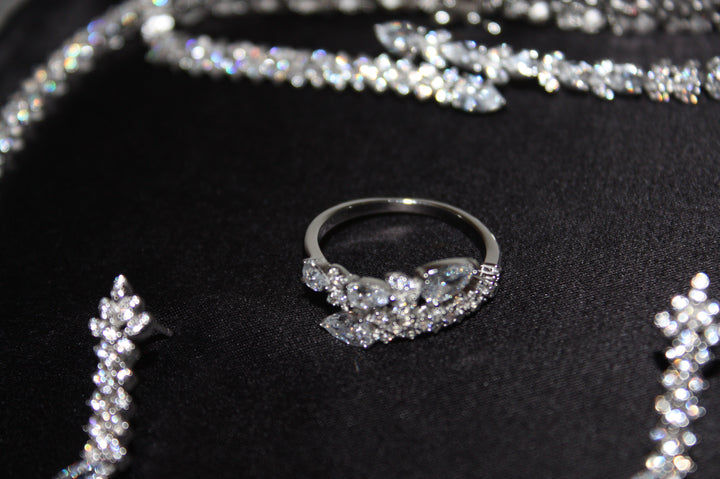 Lyxigt Smyckeset i Silver – Halsband, Armband, Örhängen & Ring med Klara Glittrande Stenar