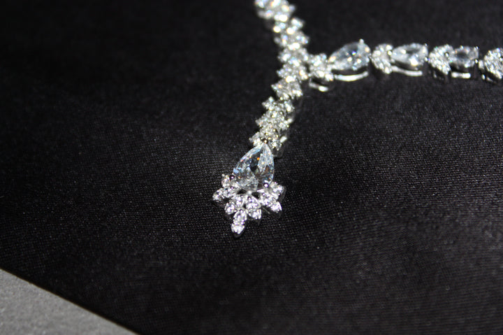 Lyxigt Smyckeset i Silver – Halsband, Armband, Örhängen & Ring med Klara Glittrande Stenar