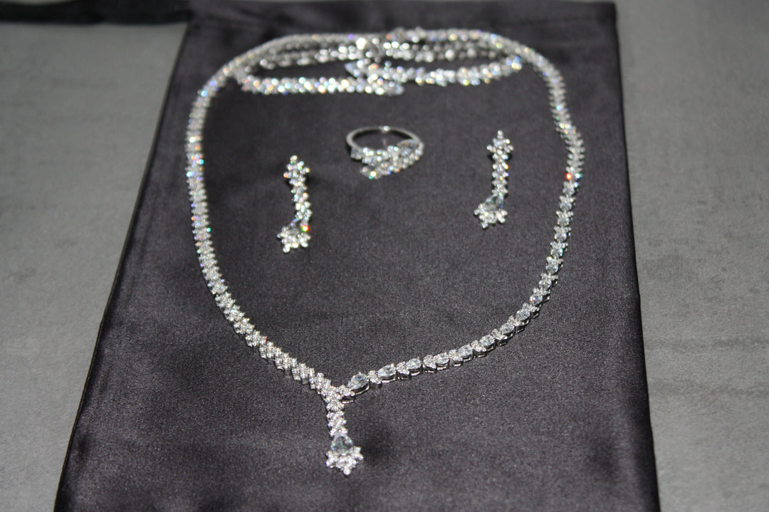 Lyxigt Smyckeset i Silver – Halsband, Armband, Örhängen & Ring med Klara Glittrande Stenar