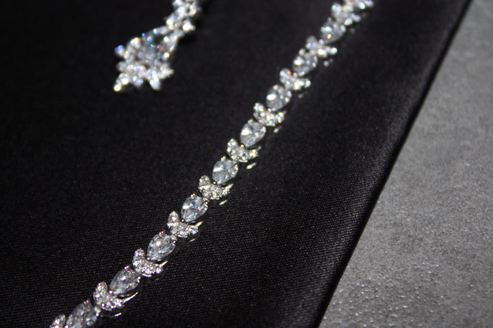 Lyxigt Smyckeset i Silver – Halsband, Armband, Örhängen & Ring med Klara Glittrande Stenar