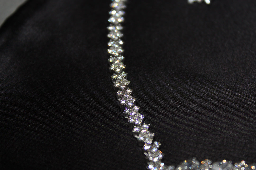 Lyxigt Smyckeset i Silver – Halsband, Armband, Örhängen & Ring med Klara Glittrande Stenar