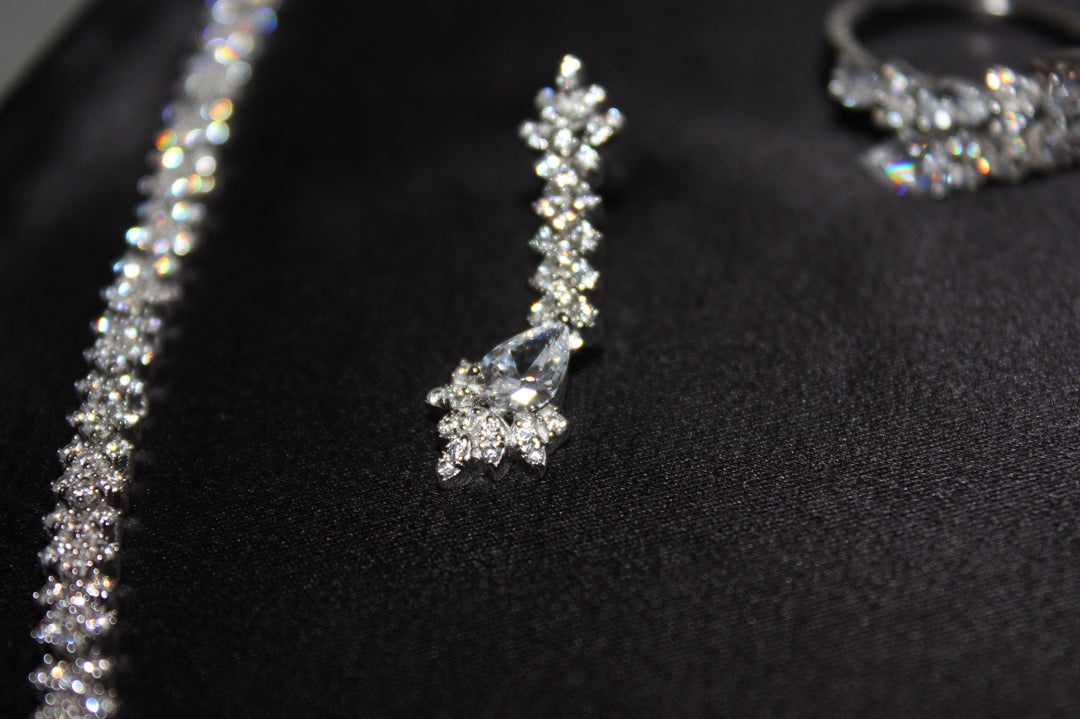 Lyxigt Smyckeset i Silver – Halsband, Armband, Örhängen & Ring med Klara Glittrande Stenar