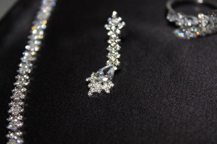 Lyxigt Smyckeset i Silver – Halsband, Armband, Örhängen & Ring med Klara Glittrande Stenar