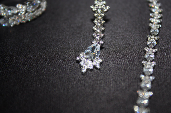 Lyxigt Smyckeset i Silver – Halsband, Armband, Örhängen & Ring med Klara Glittrande Stenar