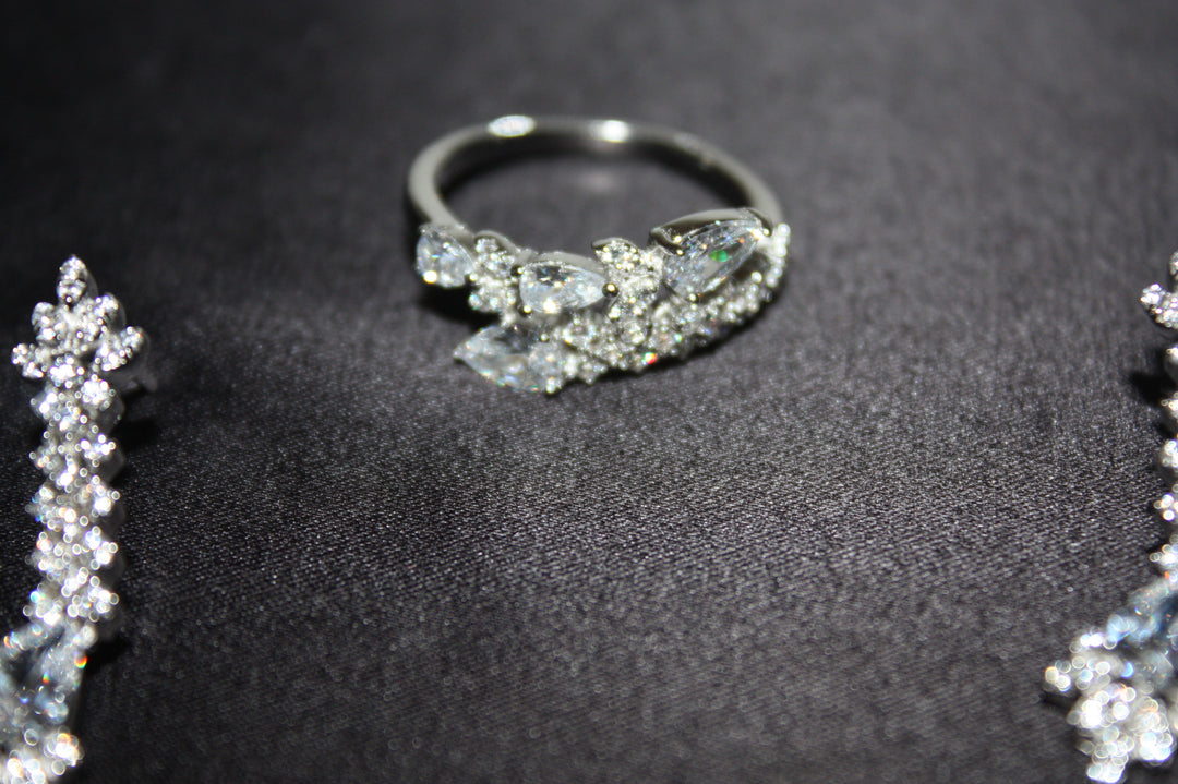 Lyxigt Smyckeset i Silver – Halsband, Armband, Örhängen & Ring med Klara Glittrande Stenar